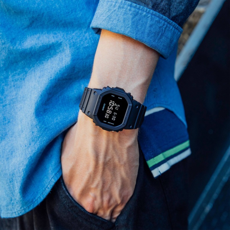 G-SHOCK DW-5600UBB-1_Hand